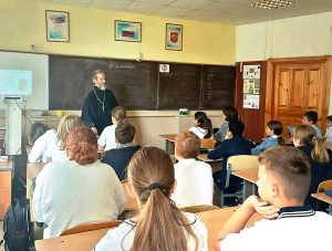 Клирик храма Всех Святых, в земле Российской просиявших, провел духовно-просветительские беседы с учащимися 91 школы г. Ростова-на-Дону