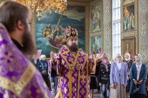 В праздник Воздвижения Креста Господня епископ Таганрогский Артемий совершил Божественную литургию в храме Преполовения Пятидесятницы города Ростова-на-Дону