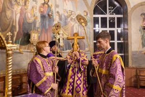 В канун праздника Воздвижения Креста Господня викарий Ростовской епархии совершил всенощное бдение в храме Преполовения Пятидесятницы города Ростова-на-Дону