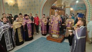 Войсковой священник Всевеликого войска Донского сопровождает образ Донской иконы Божией Матери в крестном ходе в пределах Урюпинской епархии