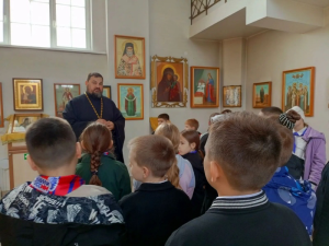 В Свято-Никольском храме с. Куйбышево школьники ознакомились и устройством православного храма