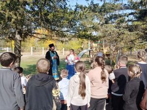 В праздник Покрова Пресвятой Богородицы настоятель храма мучеников и исповедников Гурия, Самона и Авива с. Рясное встретился с учениками начальных классов
