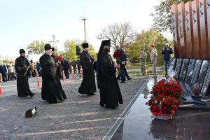 Духовенство Аксайского благочиния приняло участие в торжественном возложении цветов к мемориалу «Журавли»