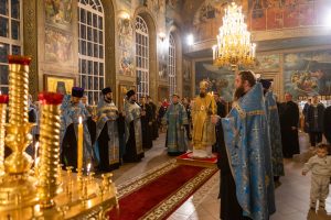 В канун праздника Покрова Пресвятой Богородицы викарий Ростовской епархии совершил всенощное бдение в Преполовенском храме города Ростова-на-Дону